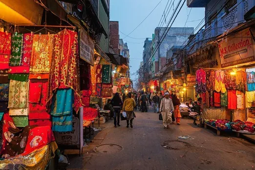 Delhi Weds is famous for many things but the cheap market here attracts everyone's attention. Today we are going to tell you about the cheapest market of Delhi