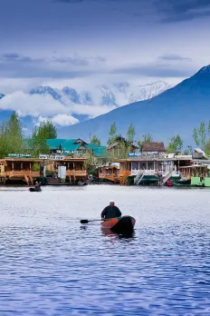 It is believed that if there is heaven on this earth, it is in Jammu and Kashmir and this is true. Thousands of tourists come here every year. Today we are going to tell you about some of the best places in Jammu and Kashmir.