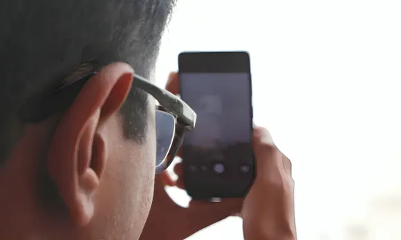 The elderly man secretly took pictures of the woman outside the temple