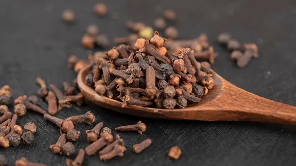 What Benefits Does The Body Get By Eating Cloves