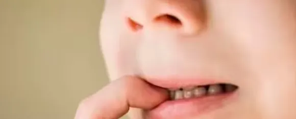 bachchon ka nakhun chabana