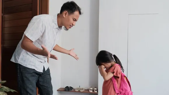 Helicopter Parenting (freepik)