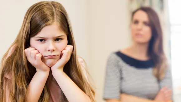 Upset teen from mother (freepik)