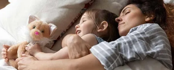 Parents child sleeping 
