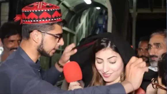 Pak YouTuber Badass Reply To Man Who Makes Her Cover Head