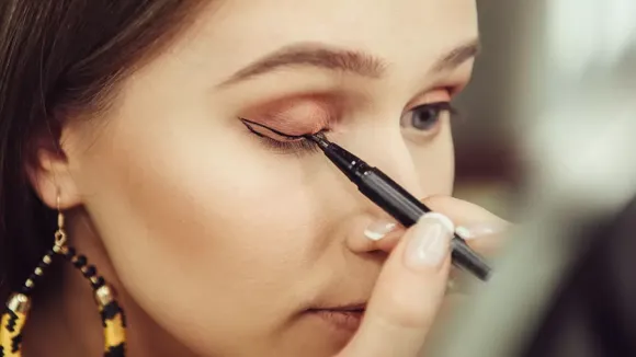 women applying eyeliner