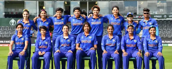Women cricketer.png