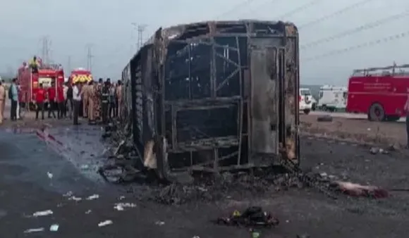 पुणे में हाईवे पर बस में आग लगने से 26 की मौत