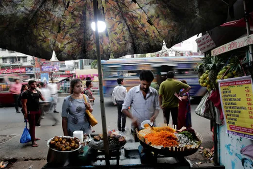 Bengaluru Woman Extorts snacks vendor 