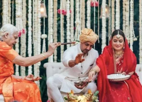महिला पुजारी ने कराई दीया मिर्ज़ा की शादी