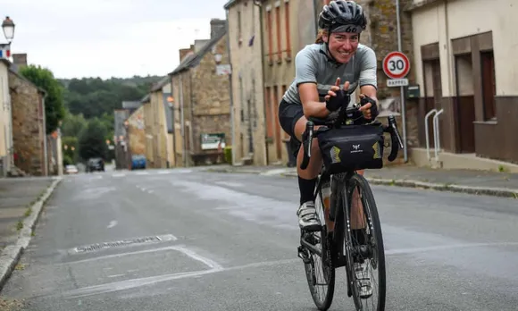 एक कैंसर रिसर्चर 4,000 किमी साइकिल रेस जीतने वाली पहली महिला बनी