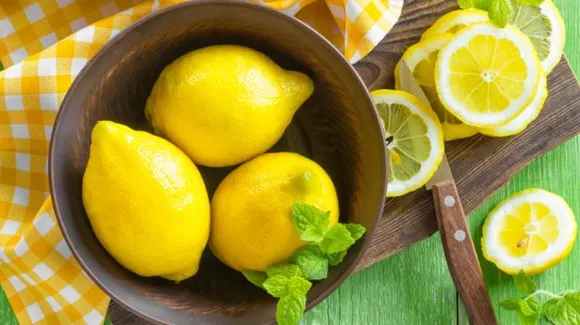 Lemon juice से हो रही स्किन इरिटेशन? जानिए नींबू के 5 साइड-इफेक्ट्स