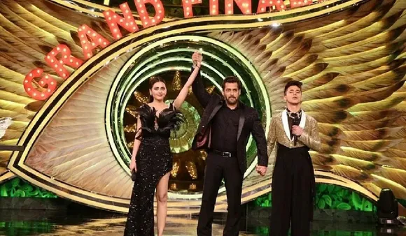 Big Boss 15 Winner Tejaswi Prakash: तेजस्वी प्रकाश ने जीती बिग बॉस की चमचमाती ट्रॉफी और 40 लाख रूपए