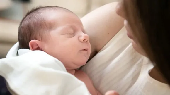Postpartum Hairfall: प्रेगनेंसी के बाद के हेयर फॉल को कैसे मैनेज करें?