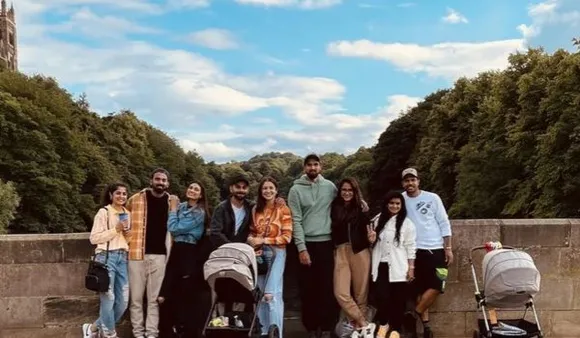 "Dur'Hum' Saath Saath Hai": इंग्लैंड से अनुष्का शर्मा की ग्रुप फोटो हुई सोशल मीडिया पर वायरल