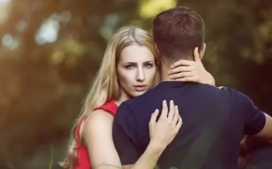 Red Flag In Relationship: एक रिलेशनशिप में कब आपको रेड फ्लैग उठाने की और बाहर निकलने की जरुरत है