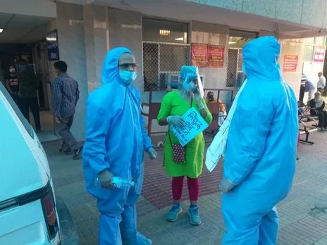 मिलिये वर्षा वर्मा से जो मुफ्त में COVID-19 मरीजों के शव शमशान घाट छोड़ती हैं