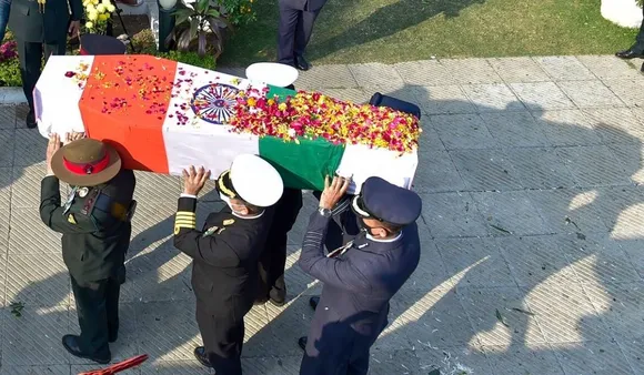 Bipin Rawat Funeral: जनरल बिपिन रावत की बिटियों ने किया अंतिम संस्कार, दी गयी 17 तोपों की सलामी