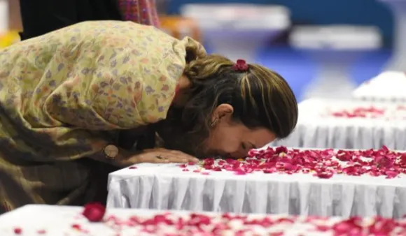 Bipin Rawat's Daughter Pays Her Respect: बेटियों से उठा मां-बाप का साया, जानिए परिवार में और कौन है