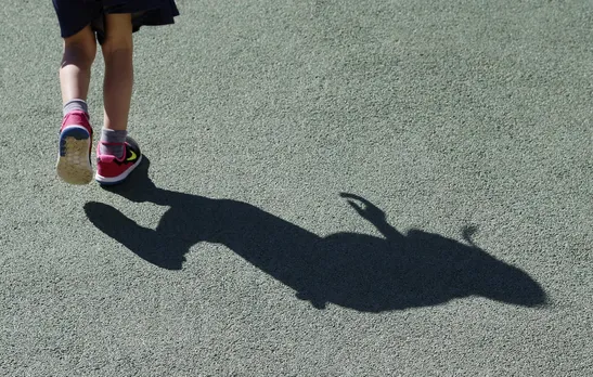 अजनबियों को देखकर डर जाता है बच्चा? अपनाइए ये  5 उपाय