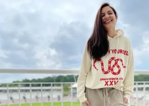 Anushka Sharma in England : अनुष्का शर्मा कर रहीं चाय और स्कॉन्स के साथ क्रिकेट एन्जॉय