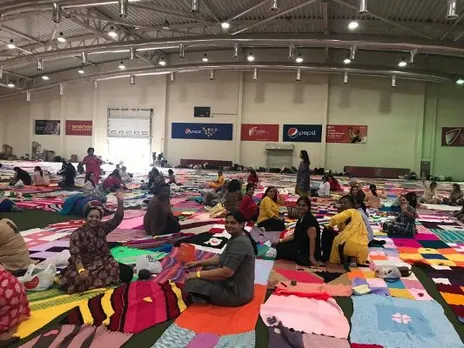 यूएई की महिलाओं ने विश्व का सबसे बड़ा कंबल बुनकर गिनीज रिकॉर्ड बनाया