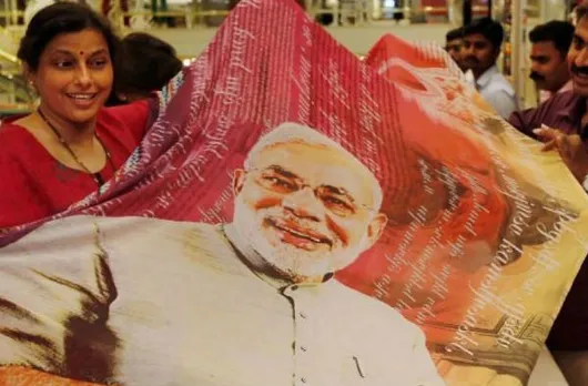 सूरत में महिलाएं 'मोदी साड़ी' लेने के लिए उत्साहित हैं