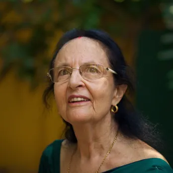 मिलिए उस डॉक्टर से जिसने अपनी नौकरी और देश छोड़ विकलांग लड़कियों की सेवा की