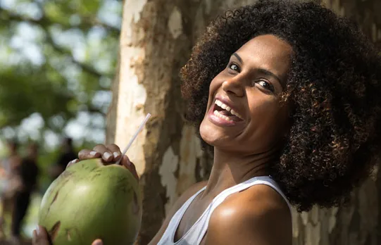 Coconut Water For Hair: बालों के लिए नारियल पानी के फायदे और नारियल पानी का इस्तेमाल कैसे करें?