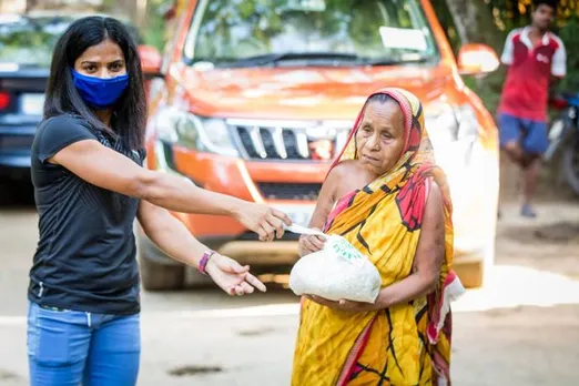 भारतीय स्प्रिंटर दुती चंद ने अपने गांव में बांटे खाने के 1000 पैकेट्स