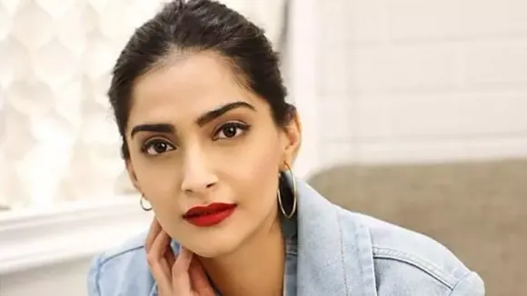 Sonam Kapoor On Sharing Sexy Pictures: सेक्सी पिक्चर शेयर करने से बढ़ते हैं लाइक, सोनम कपूर बोलीं खुलकर