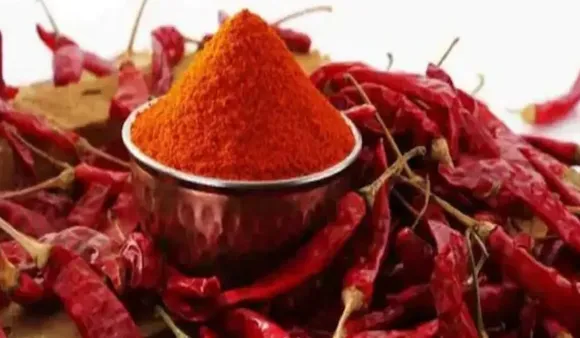 Why Red Chilly Is Harmful? तीखी लाल मिर्च खाने के 5 नुकसान 