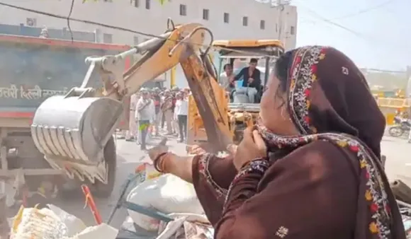 Jahangirpuri Bulldozer Viral Video: दिल्ली जहांगीरपुरी में बुलडोज़र ने घर तोड़ा, रोती रही महिला