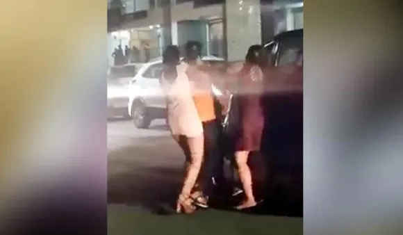 UP Video Viral: बॉयफ्रेंड के लिए दो लड़कियों में हुई लड़ाई, बीच सड़क पर हुई मारपीट