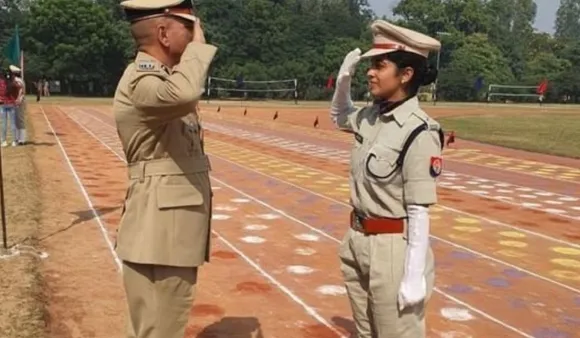 यूपी पुलिस में बतौर डीएसपी नियुक्त हुईं अपेक्षा निंबाडिया, डीआईजी पिता को सलामी देते हुए तस्वीर हुई वायरल