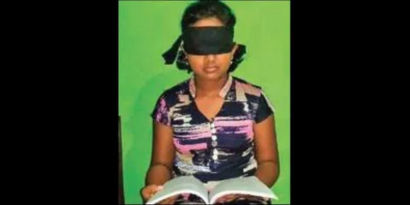 ओडिशा की 12 वर्षीय लड़की से मिलें जो किताबो को आंखों पर पट्टी बांधकर पढ़ती है