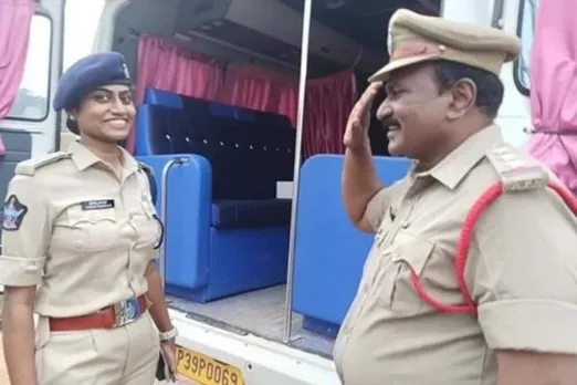 इंस्पेक्टर पिता ने किया DSP बेटी को सलाम, फोटो हुई वायरल