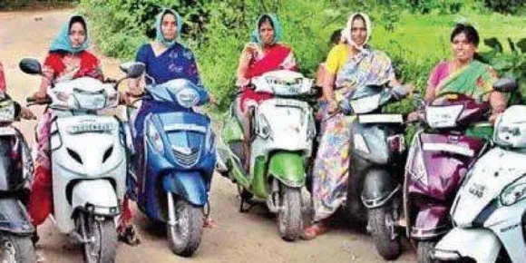 महिला किसानों ने इस तेलंगाना गाँव में स्कूटर के द्वारा खुद को सशक्त बनाया