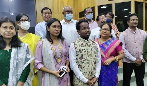"मैं एक मज़दूर पिता, सपने में भी नहीं सोचा था मेरी बेटी विदेश जाएगी" आदिवासी छात्रों को मिली झारखंड स्कॉलरशिप