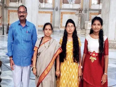 सरकारी स्कूल के टॉपर्स को अंग्रेजी टीचर ने हवाई यात्रा पर भेज ख़ास गिफ्ट दिया