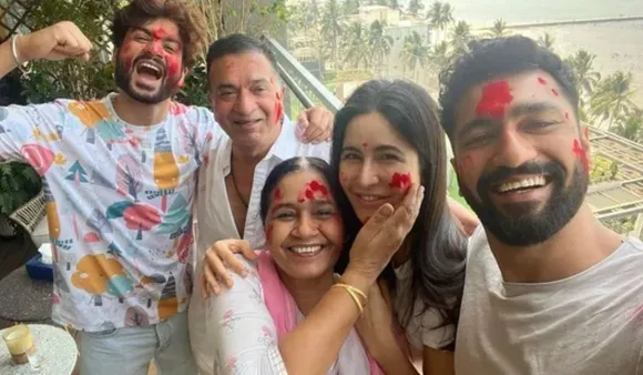 How Celebrities Played Holi: इस बार होली को किस सेलिब्रिटी ने कैसे सेलिब्रेट किया?