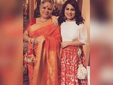 मल्लिका दुआ ने अपनी "Greatest Love" माँ चिन्ना दुआ की अस्थियों का किया विसर्जन