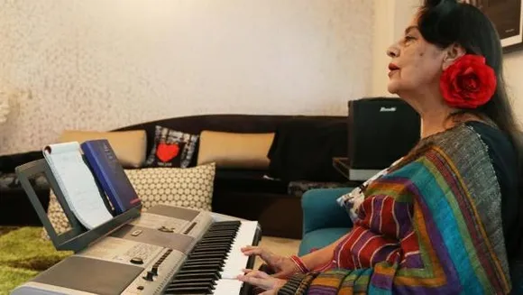 प्रतिष्ठित दूरदर्शन समाचार एंकर, सलमा सुल्तान ने 72 साल की उम्र में रैंप वॉक की