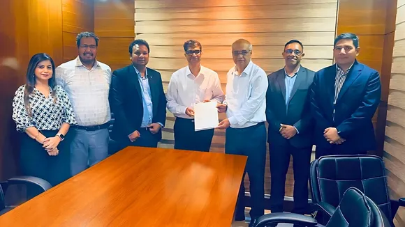 Onora Hospitality's CEO Mr Ashish Vohra (3rd from right) and Mr Pradeep Mishra (centre), the owner of the Lonavala property during the signing ceremony