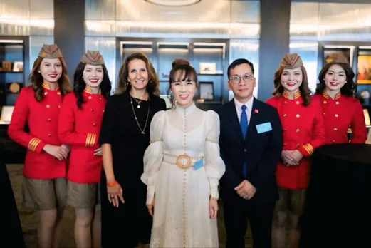Photo 1 - NYSE President Lynn Martin (in black dress) welcomes Vietjet Chairwoman Nguyen Thi Phuong Thao to the exchange