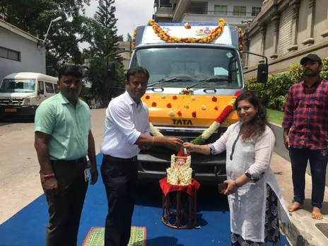 Gemini Edibles & Fats India Limited (GEF India) donates delivery vehicle to Akshaya Patra for feeding 1 lakh children