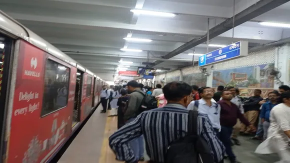 A commuter has tried to commit suicide by jumping in front of Sovabazar Metro station: শোভাবাজার মেট্রো স্টেশনে আত্মহত্যার চেষ্টা