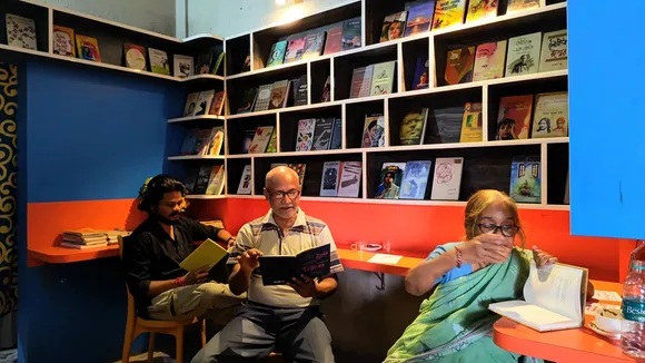 youth of Mahishadal have built a library in the tea shop to encourage reading: মহিষাদল চায়ের দোকান লাইব্রেরি