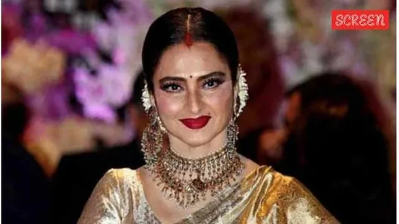 হাসির মোড়কেই কপিল শর্মার শোয়ে অমিতাভের সঙ্গে পুরনো প্রেমের ইস্তেহার রেখার!