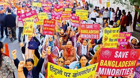 VHP on Bangladesh Hindu: হিন্দু হিত রক্ষা সমিতির সদস্যরা আহমেদাবাদে মানববন্ধন করে বাংলাদেশে হিন্দুদের উপর অত্যাচারের প্রতিবাদ করেছে